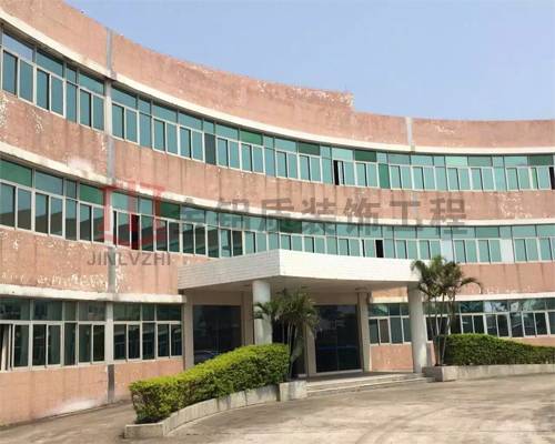 辦公樓鋁單板翻新效果前后對(duì)比，這是沒(méi)有裝飾的舊樓